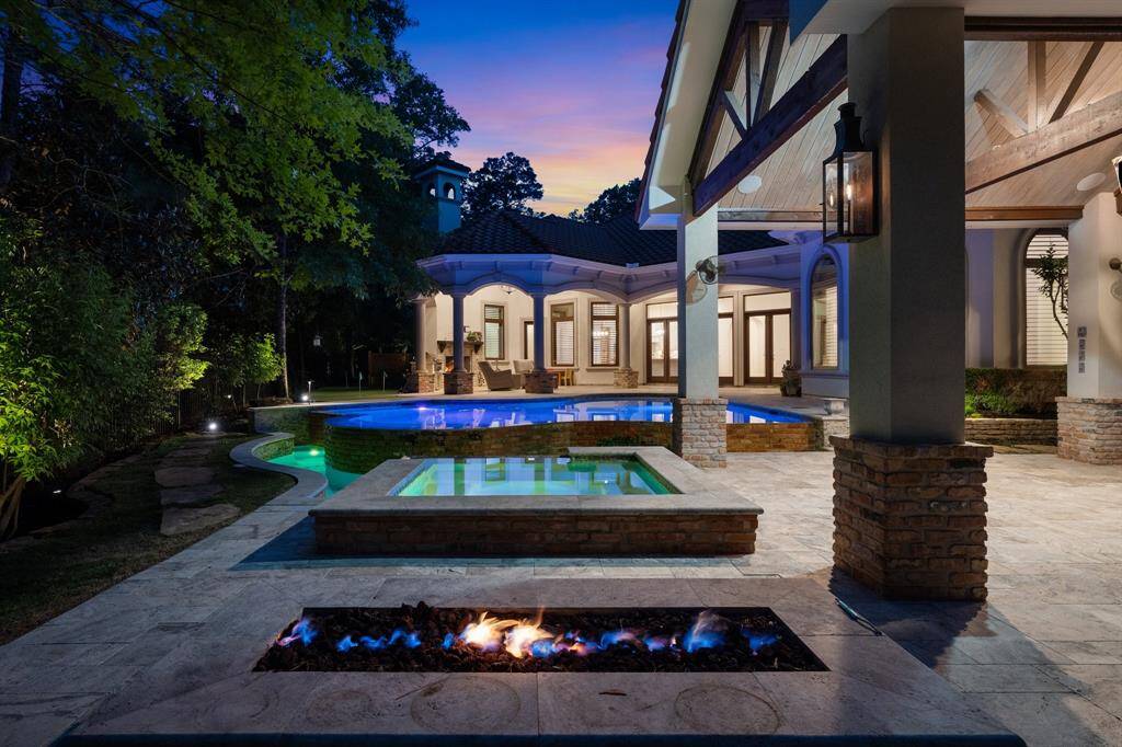Outdoor entertaining: gas firepit; pool/spa and outdoor hand held shower with hot water!