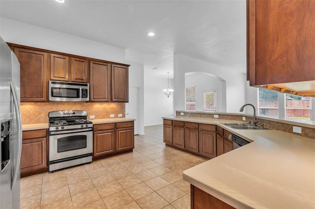 Roomy Kitchen with lot of cabinetry.