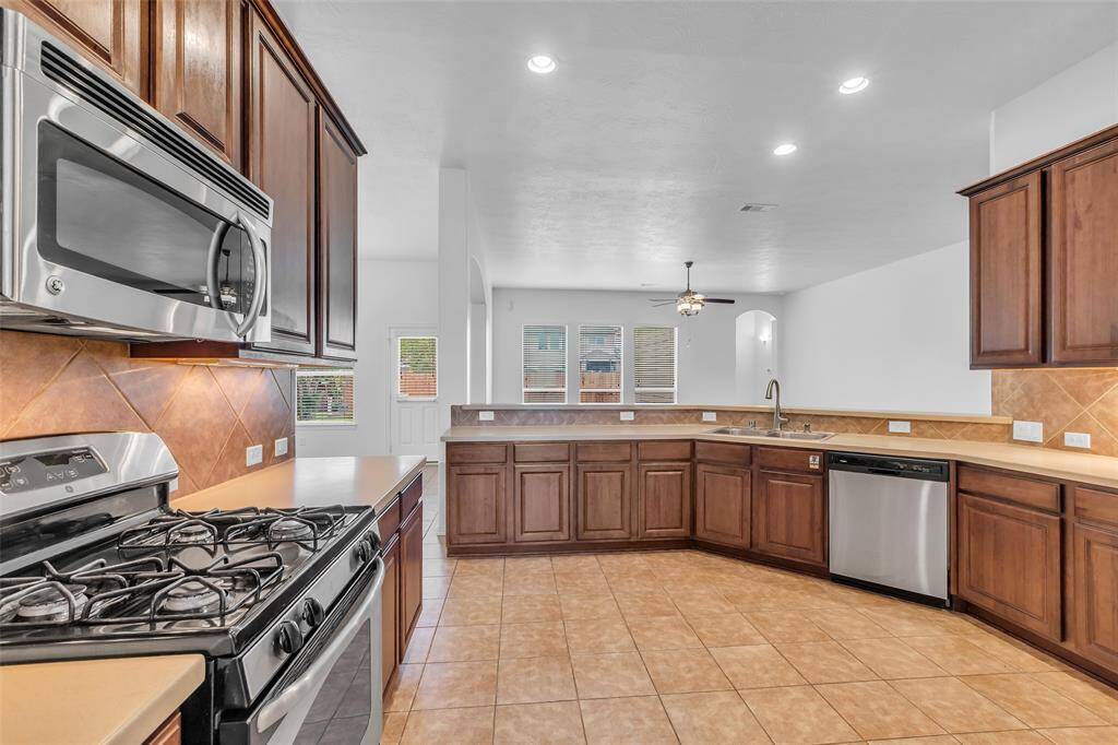 Under Mount Lighting & Gas Cooktop.