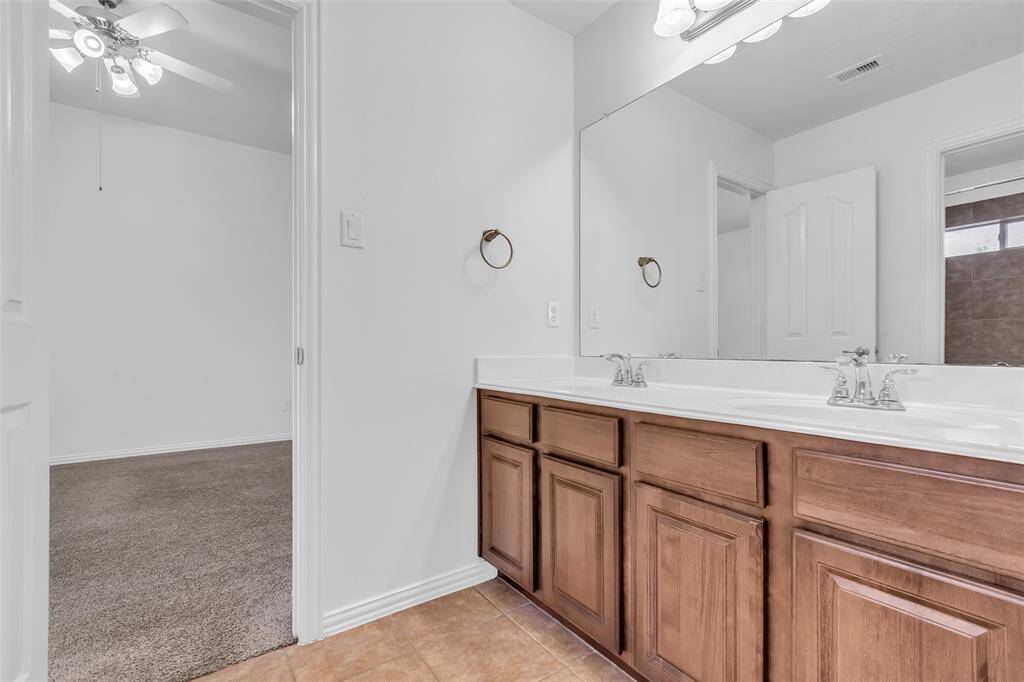 Double sinks in the secondary bath.
