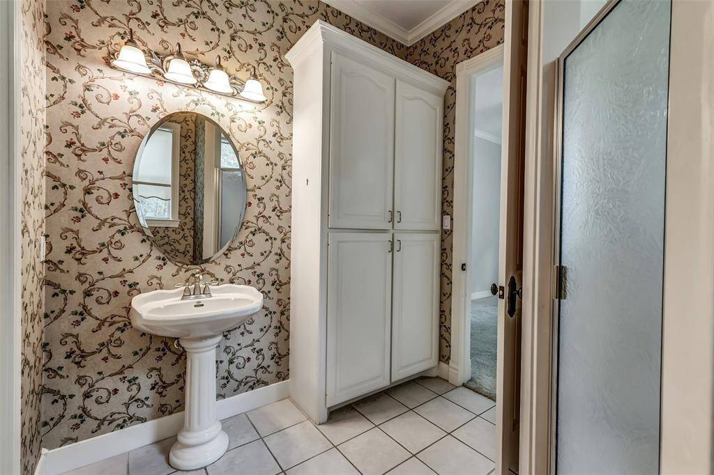 Secondary full bath. Has a large walk-in closet too!