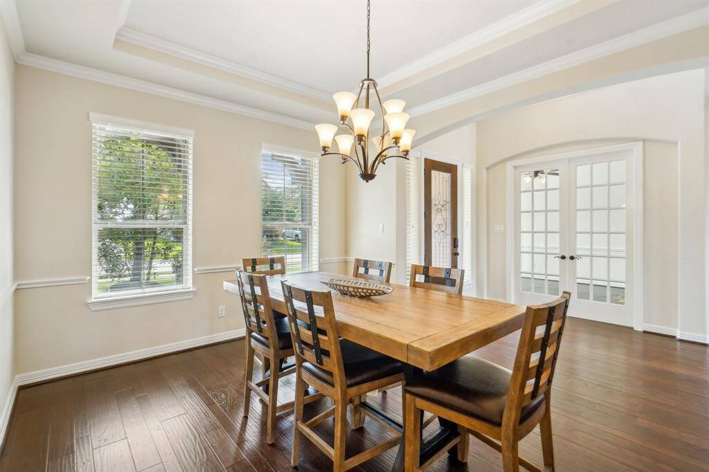 Host every holiday and special occassion with a dining room that will easily accommodate 10 place settings.