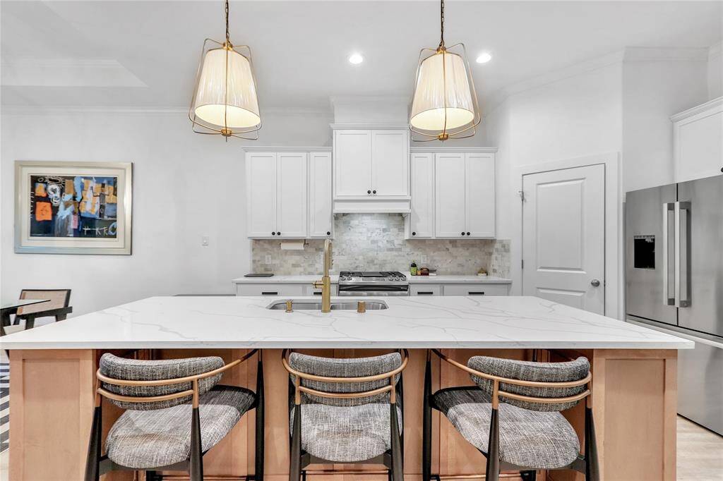 Oversized island & Quarts countertops