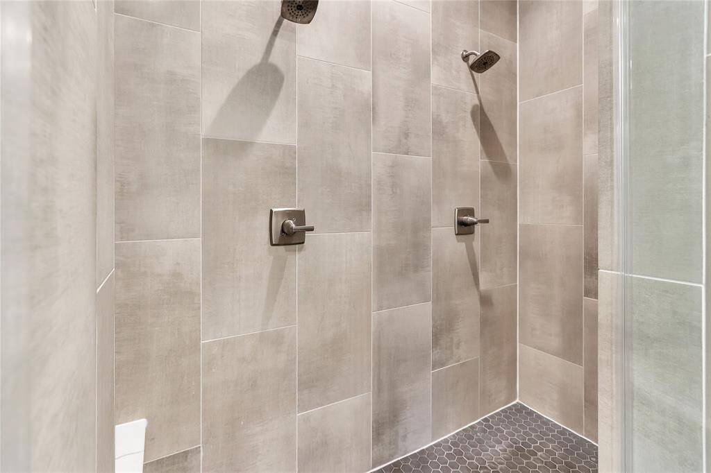 Oversized shower w/dual showerheads!