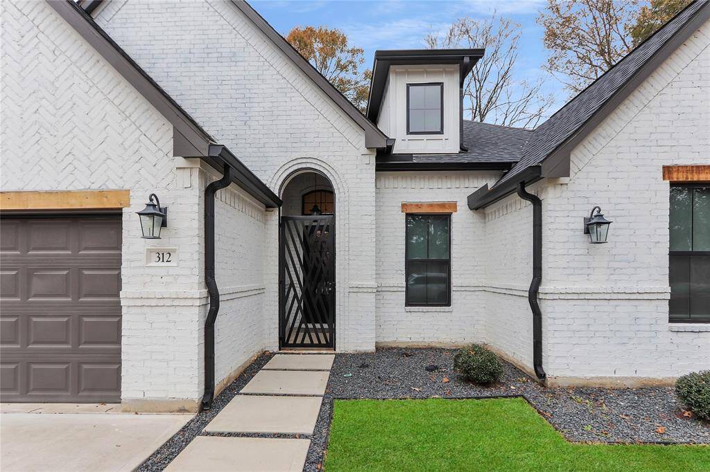 Notice the "German Schmear" brick mortar.