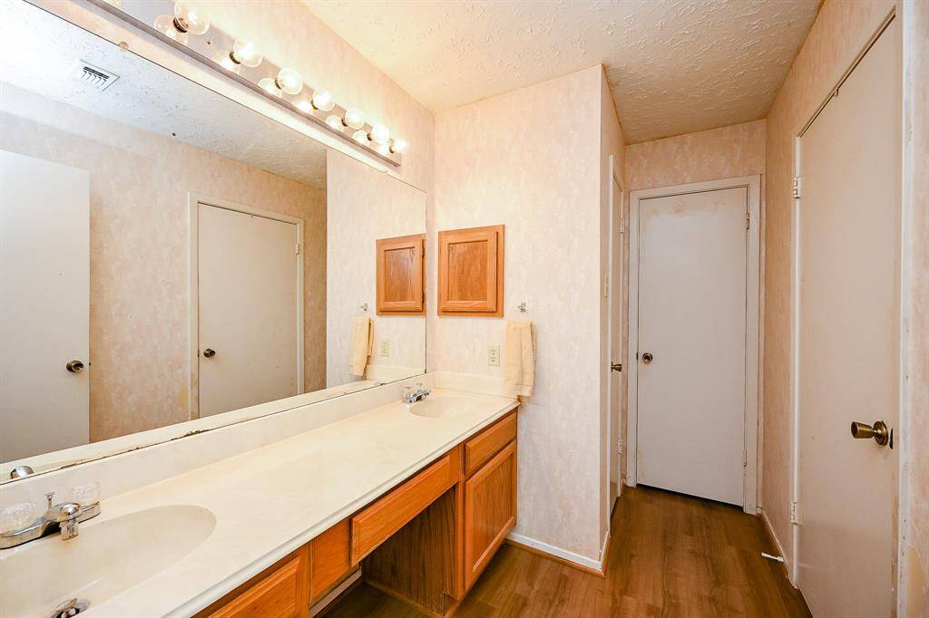 Full Bathroom 1