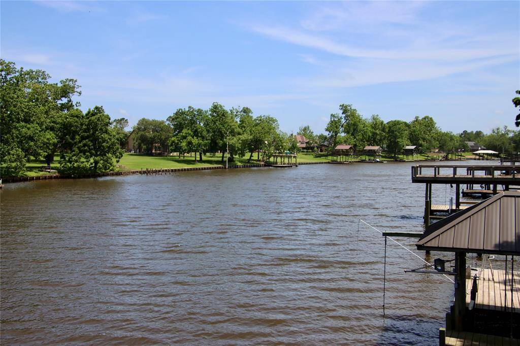 Endless views down the river invite sunset cruises, morning kayaking, and weekend leisure with neighbors and friends.