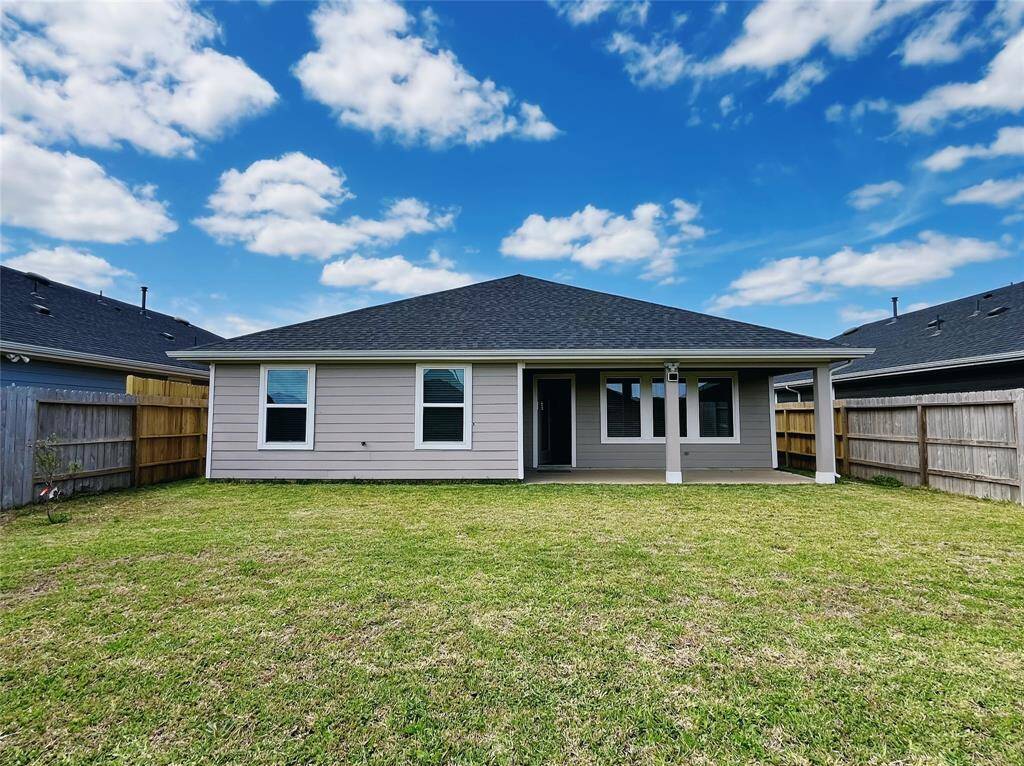 Backyard with a covered patiro