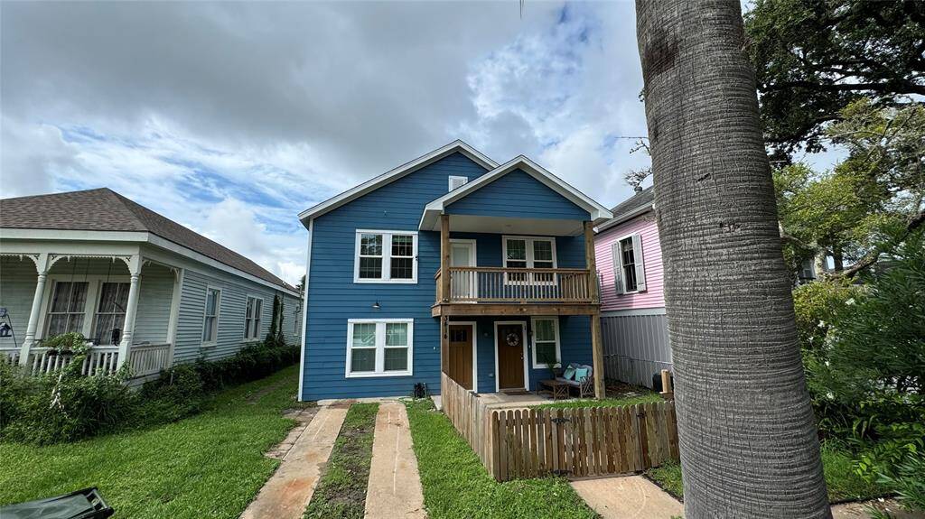 DuPlex with up and down living. Each with 2 bed and 2 bath