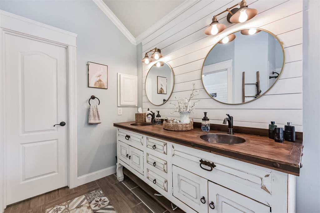 Primary bedroom vanity.