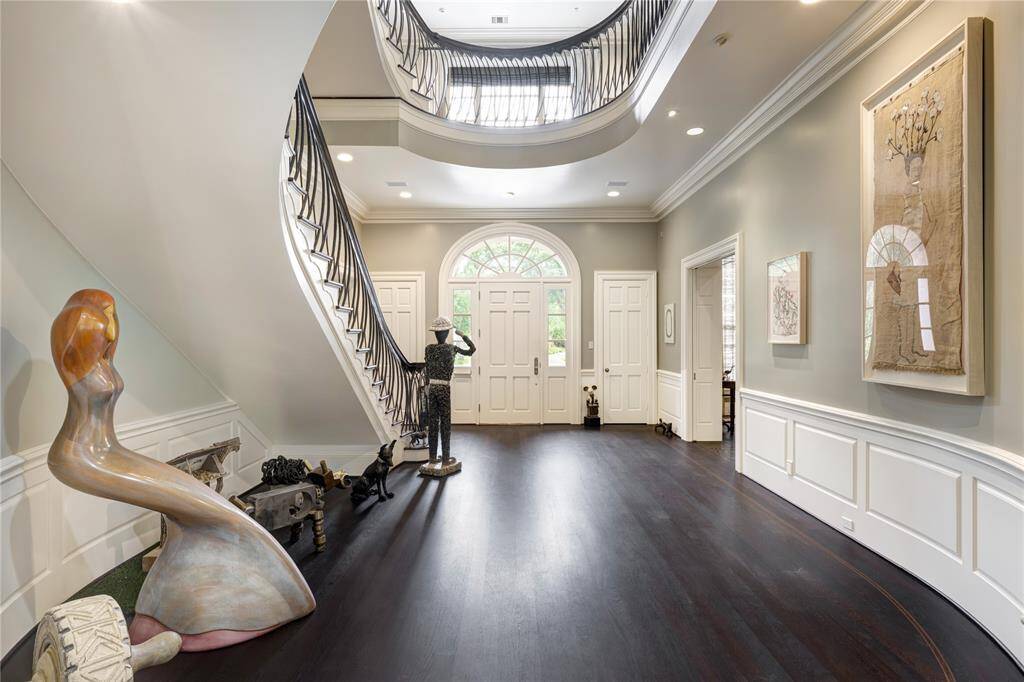 Elegant entry featuring an impressive grand entrance.