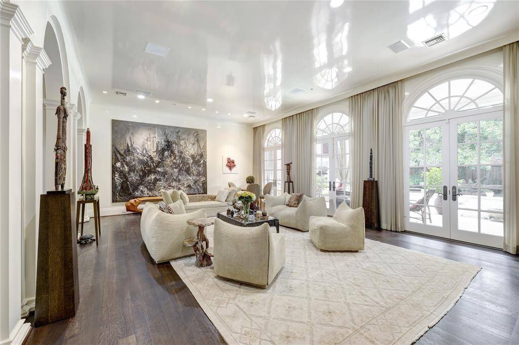 Family room measuring an impressive 21' x 30'. This magnificent space provides a breathtaking view of the pool, making it the ideal setting for relaxation and entertainment.