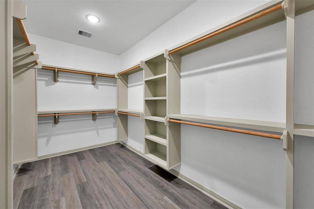 WALK IN CLOSET
