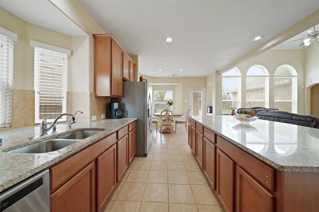 Granite counters and 42 inch cabinets!