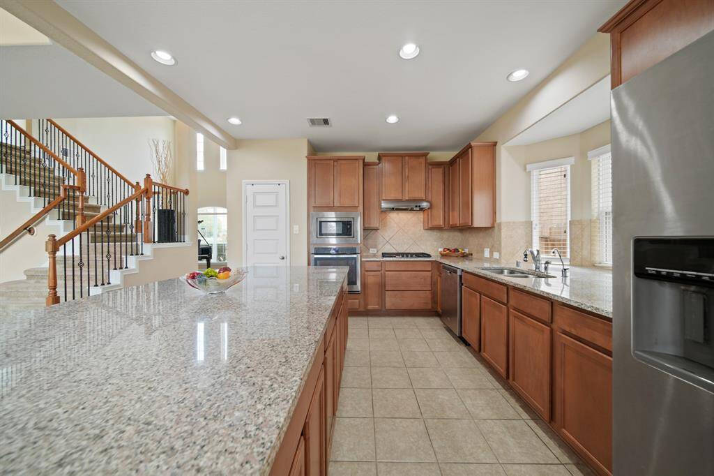 Large island kitchen!