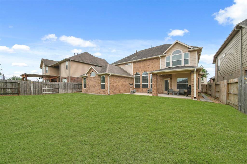 Over-sized lot on cul-de-sac