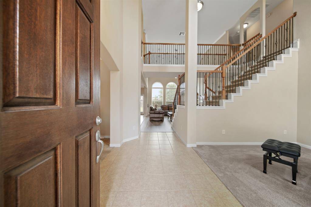 Welcome home! When you open the door, you see the high ceilings!