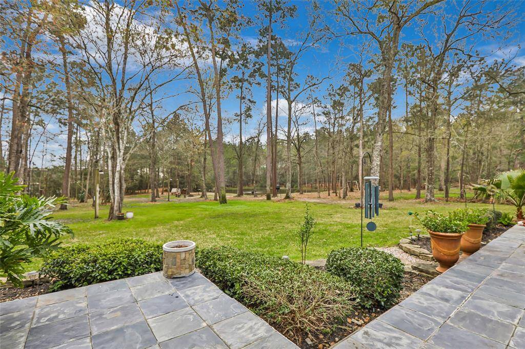 Spend hours relaxing & grilling and watching the Wildlife... Just minutes to the Pond...