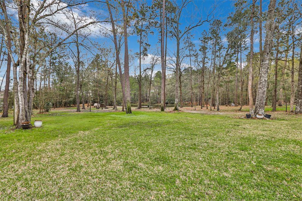 Enjoy sitting around the firepit with friends & family... Also a grill to enjoy...