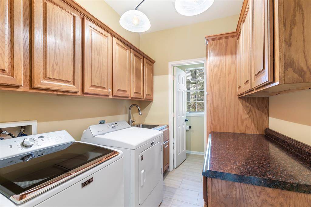 Nice Utility Room... Lots of great storage...