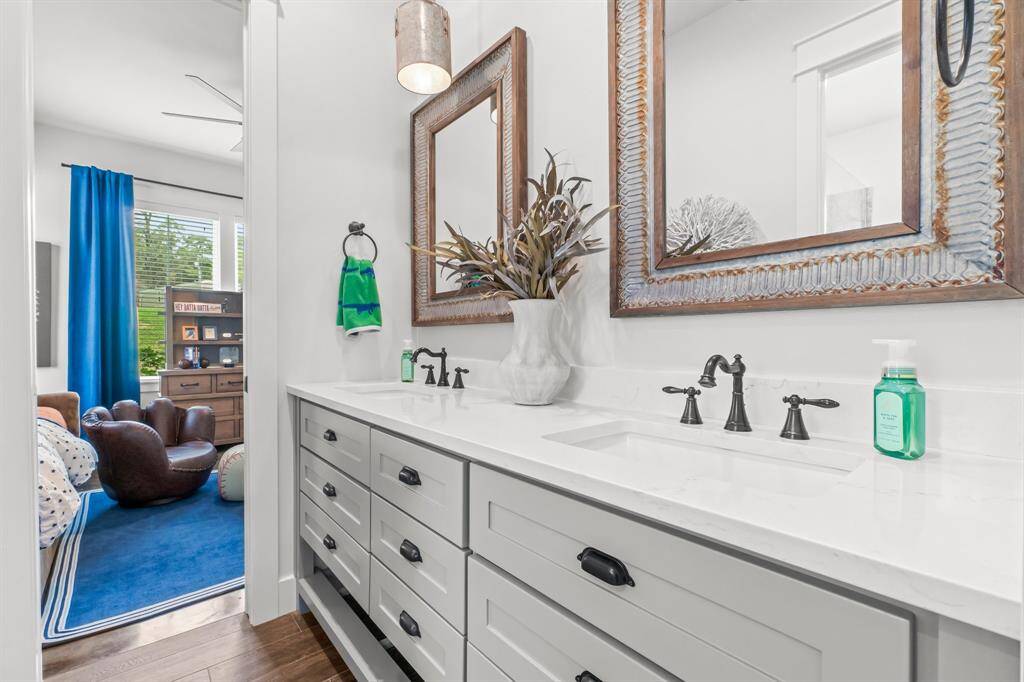 jack and jill bathroom!