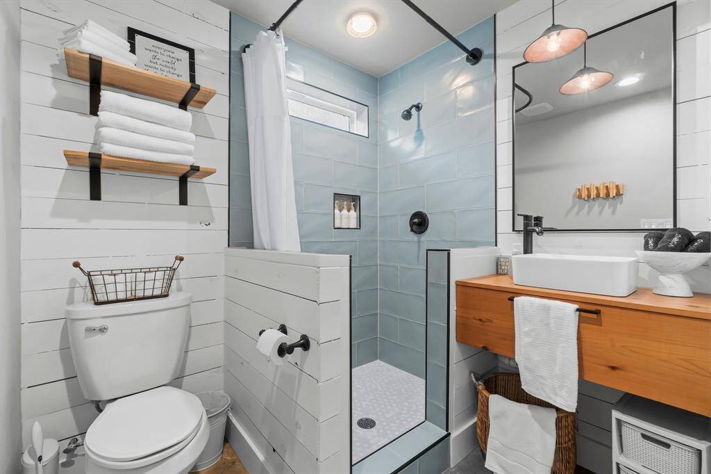 check out the walk in tiled shower!