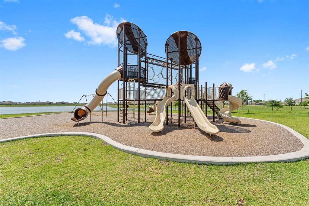 A dynamic jungle gym ready for the children to enjoy!