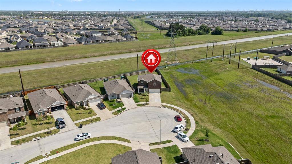 Private cul-de-sac location, no side neighbors or rear neighbors!