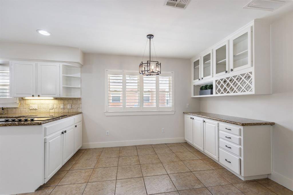 An added bonus to this kitchen is the inviting breakfast nook, featuring a custom-built wine bar with additional storage space.