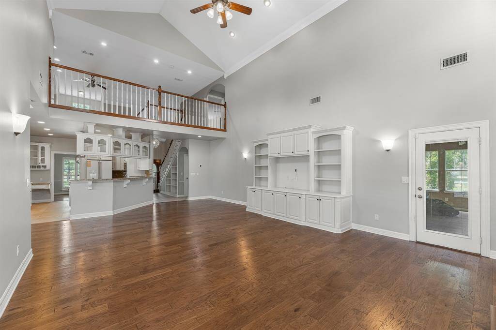 Whether hosting lively gatherings orenjoying a peaceful evening athome, this luminous living roomprovides ample space for bothrelaxation and entertaining. Fromelegant dinner parties to casual gettogethers, the expansive layouteffortlessly accommodates anyoccasion with grace and style.