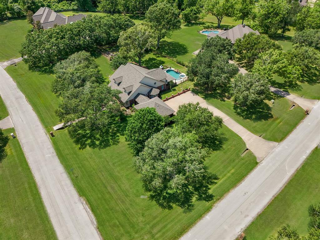 Nestled on a quiet cul-de-sac street in the Estates of Brazoswood in Richmond, Texas, this property offers peaceful living with practical perks—enjoy a low tax rate, no MUD, and a serene setting with plenty of space to spread out.