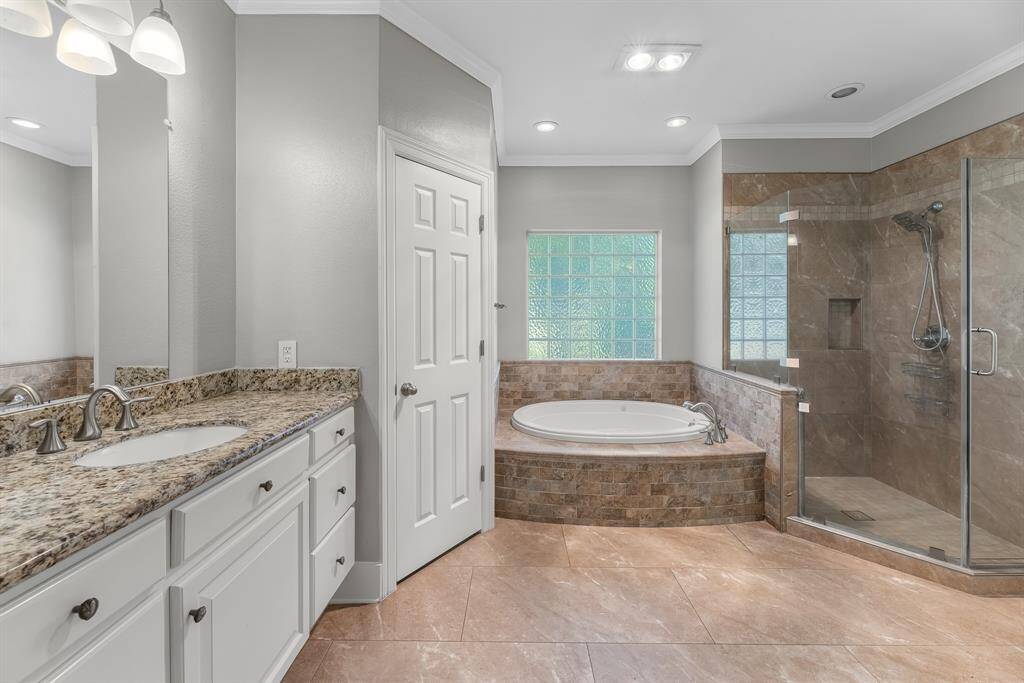 Step into your luxurious, spa-inspiredensuite bathroom, where sleek tileflooring flows effortlessly throughout.Designer finishes elevate the space,transforming it into an indulgentretreat perfect for relaxation andrejuvenation.