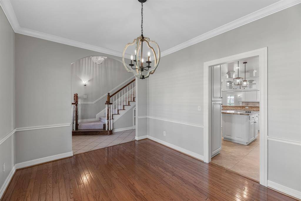 This generously sized dining areaeasily accommodates a large tableand chairs, offering the perfectsetting for hosting memorablegatherings and celebrations. You also have easy access to the kitchen!