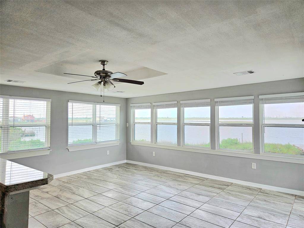 Living room overlook at the water front