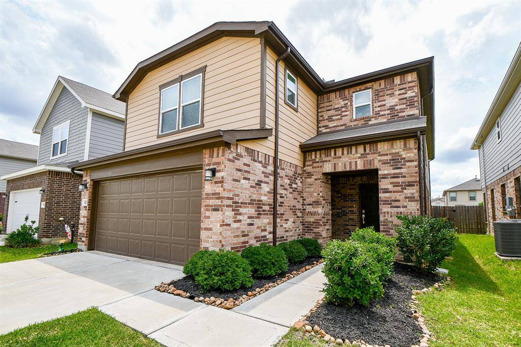 Welcome to 4827 Ranleagh Ct., located in Katy Manor!