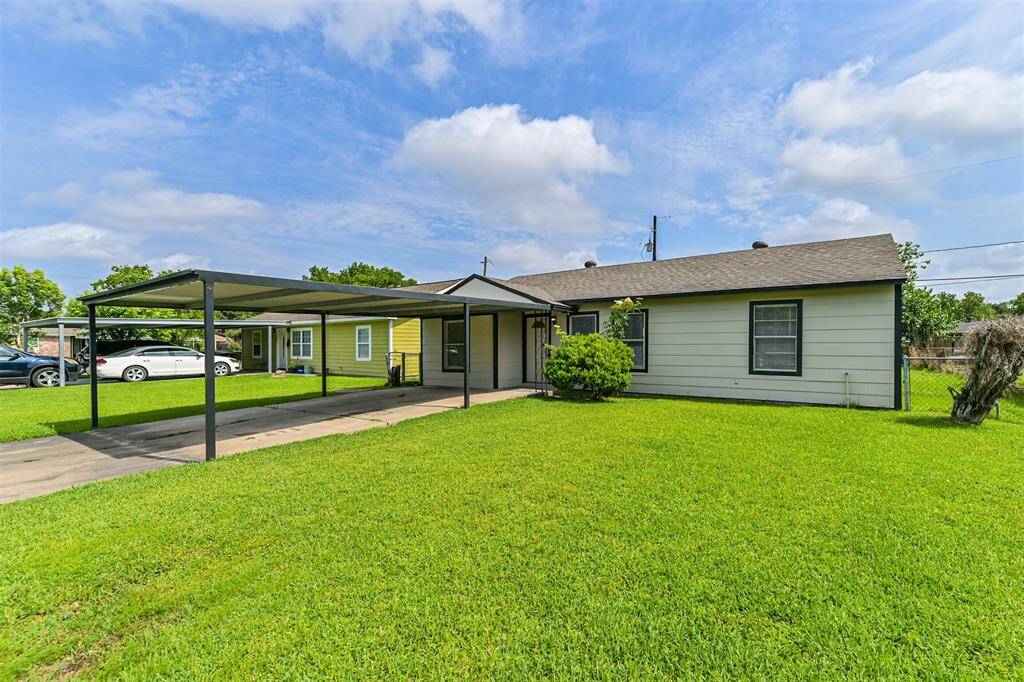 Welcome to this charming Sunnyside home boasting an expansive front lawn, shaded carport, and mature landscaping for great curb appeal.