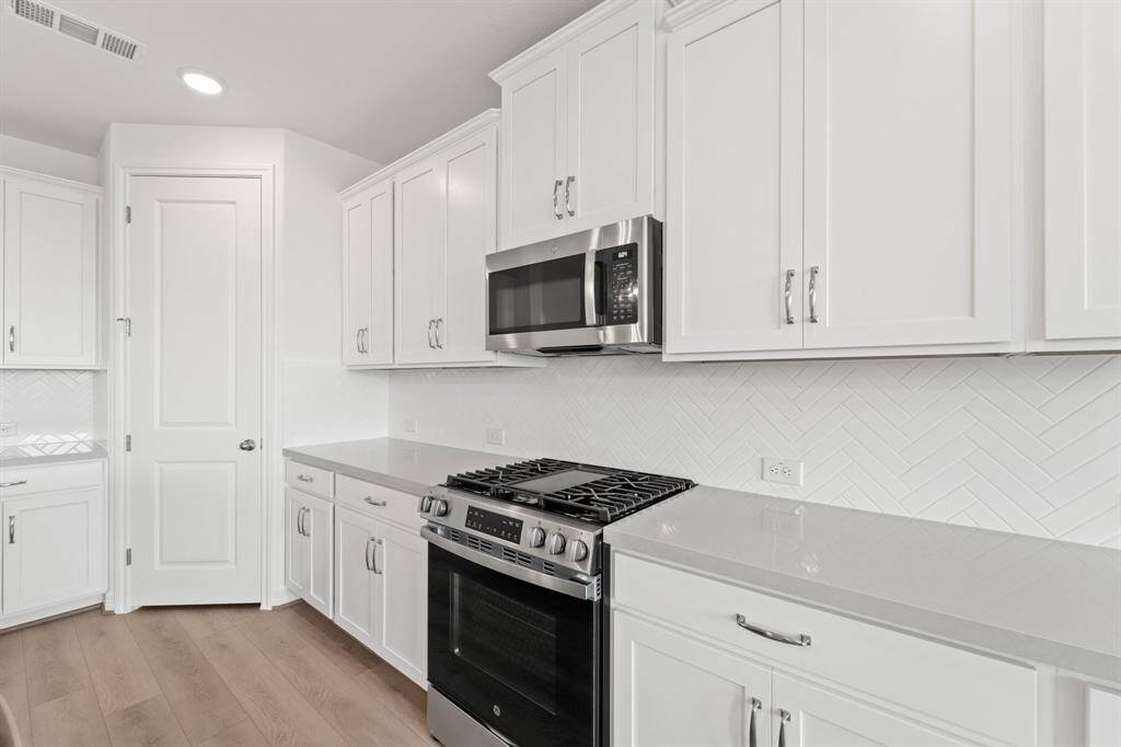 This kitchen is not only a functional space but also has ample storage. Whether you're a seasoned chef or just love to gather and enjoy good food, this kitchen is a dream come true.