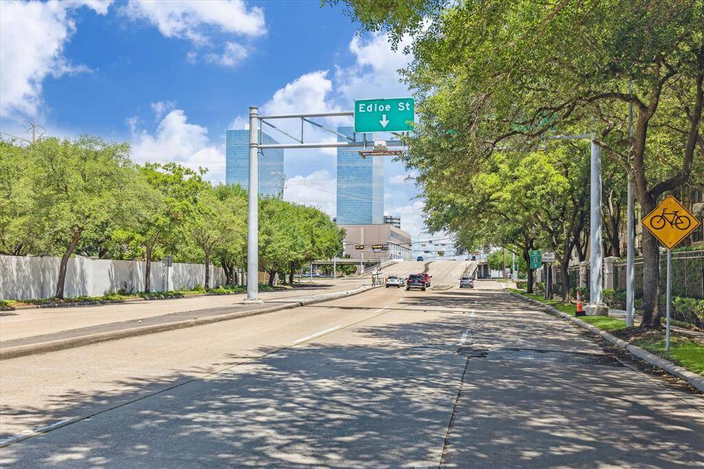 So close to Greenway Plaza, 59, West U, Med Center