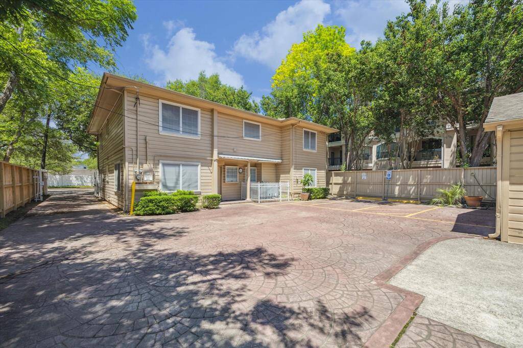 Completely fenced and automatic driveway gate