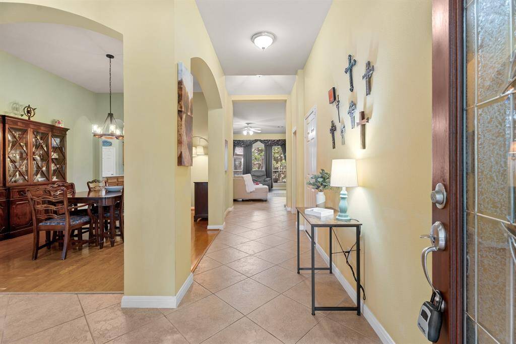 Spacious foyer entryway!