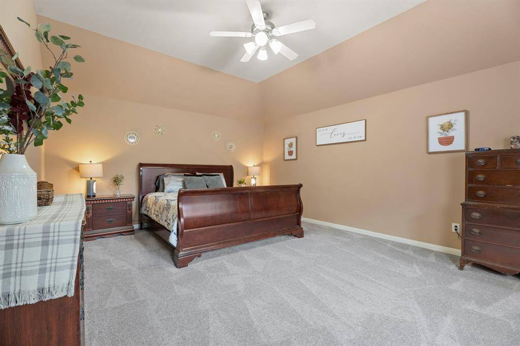 Large primary bedroom.
