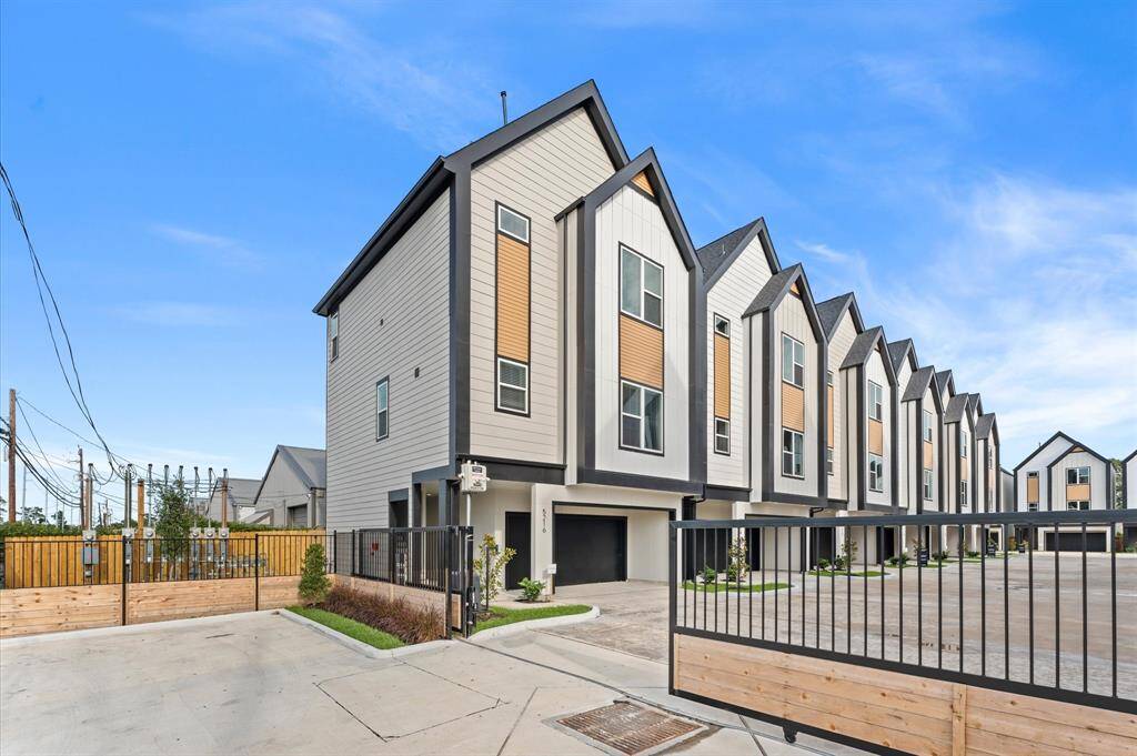 The entrance of this community provides guest parking, your mail station and a gate that offers a keypad for your guests to punch in a code, versus having you come out to buzz them in!