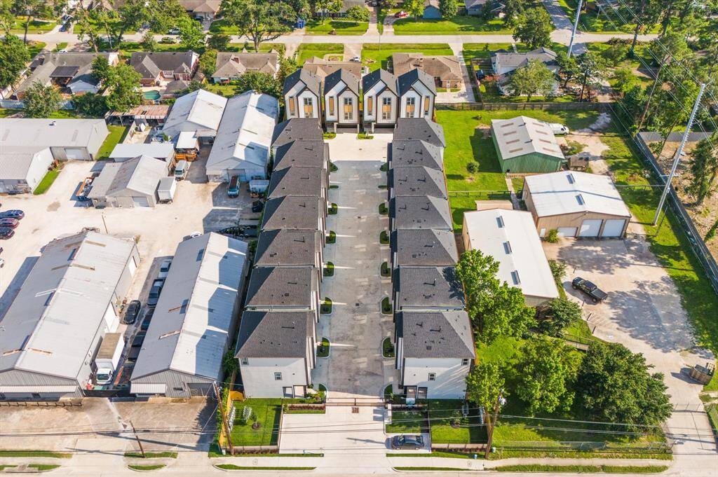 The wide shared driveway ensures a convenient entrance and exit experience for you and your neighbors! If you're familiar with narrow shared driveways, YOU know this is a plus!