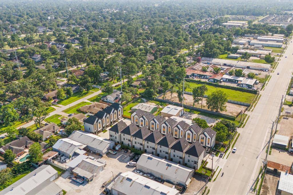 Nestled within the lush greenery of Oakforest, Pinemont Grove offers an idyllic retreat with unparalleled convenience. Just minutes from grocery stores, coffee shops, restaurants, and other lifestyle gems, this community truly embodies the essence of "location, location, location."