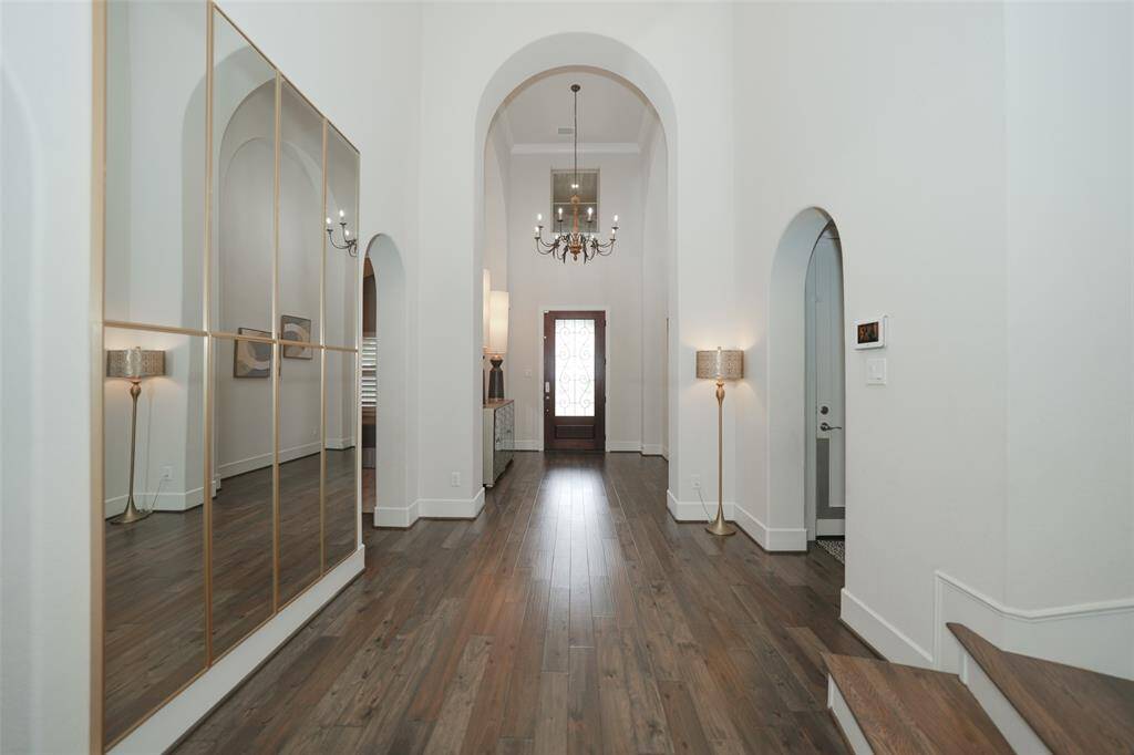 Elegant view of the inviting entryway, showcasing its spaciousness and sophisticated design.
