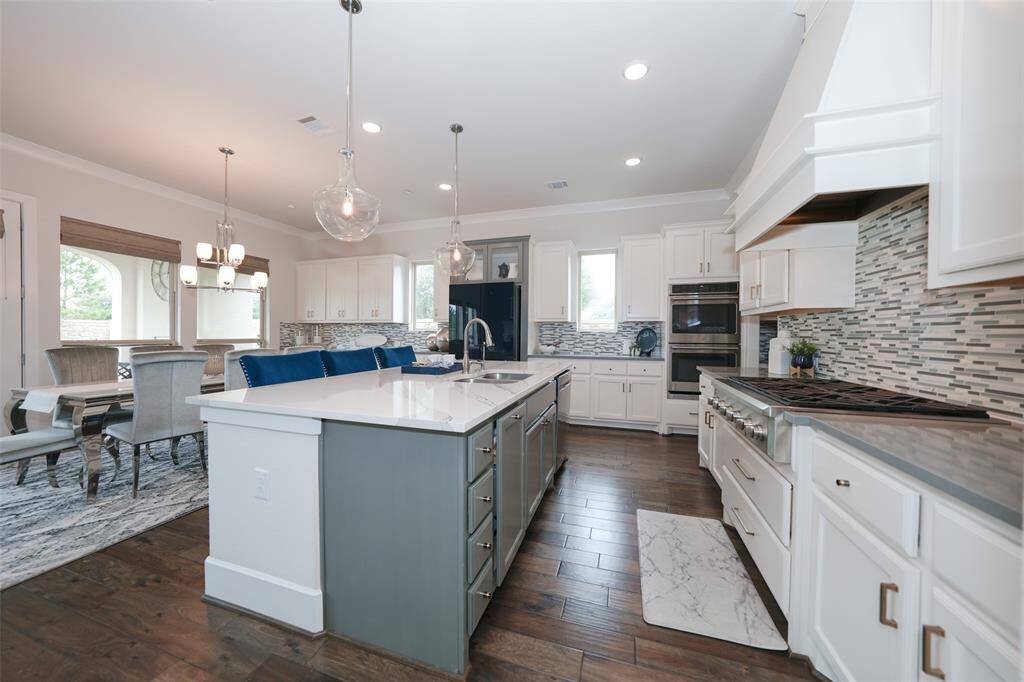 Explore the sleek and functional design of this modern kitchen.