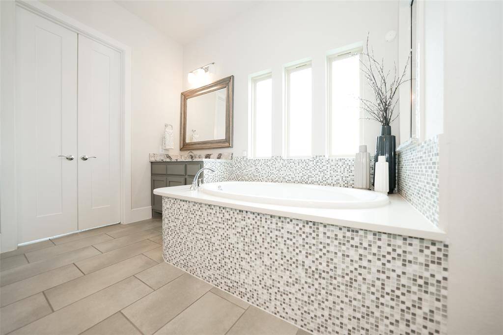 Unwind in this spacious soaker tub, bathed in natural light and complete with privacy.
