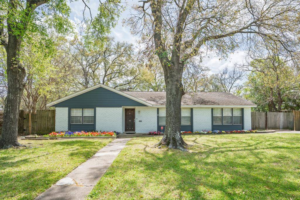 Welcome home to 5507 W. Bellfort!