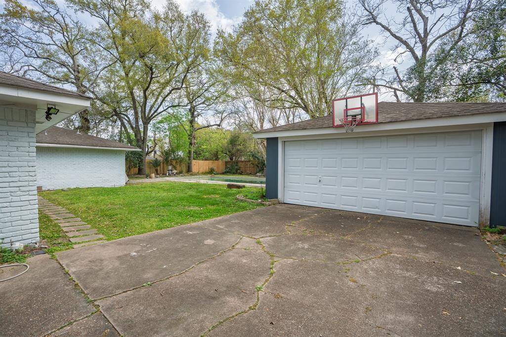 Detached garage / backyard