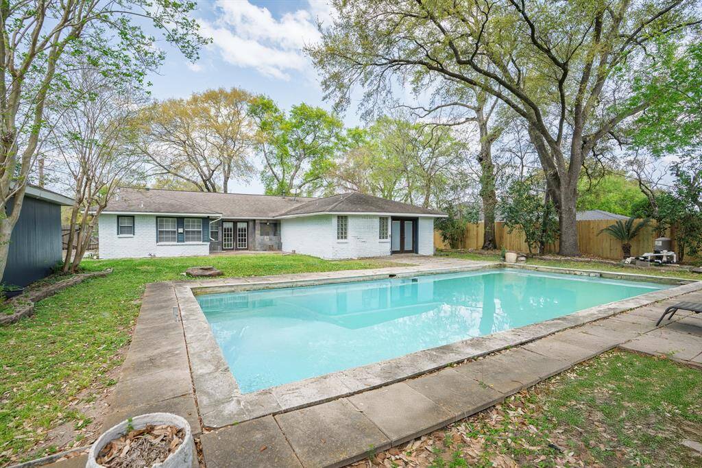 HUGE 1/3 Ac lot with private swimming pool